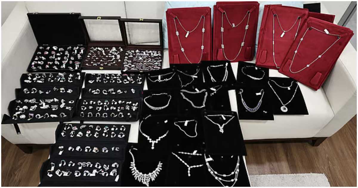 বাংলাদেশি যাত্রীর হাতে থাকা ব্যাগটি হীরায় পরিপূর্ণ ছিল। ছবি: গালফ নিউজ